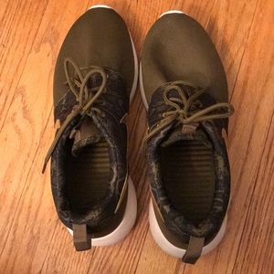 Navy green/Snakeskin Nike Roshe